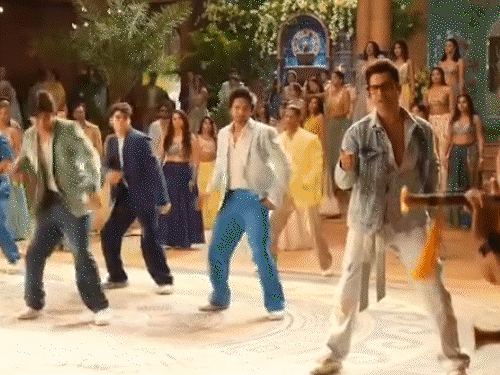 सलमान के सामने डांस करने से घबराए वरुण:फिल्म ‘है जवानी तो इश्क होना है’ के सेट पर पहुंचे सलमान; वरुण ने शेयर किया वीडियो